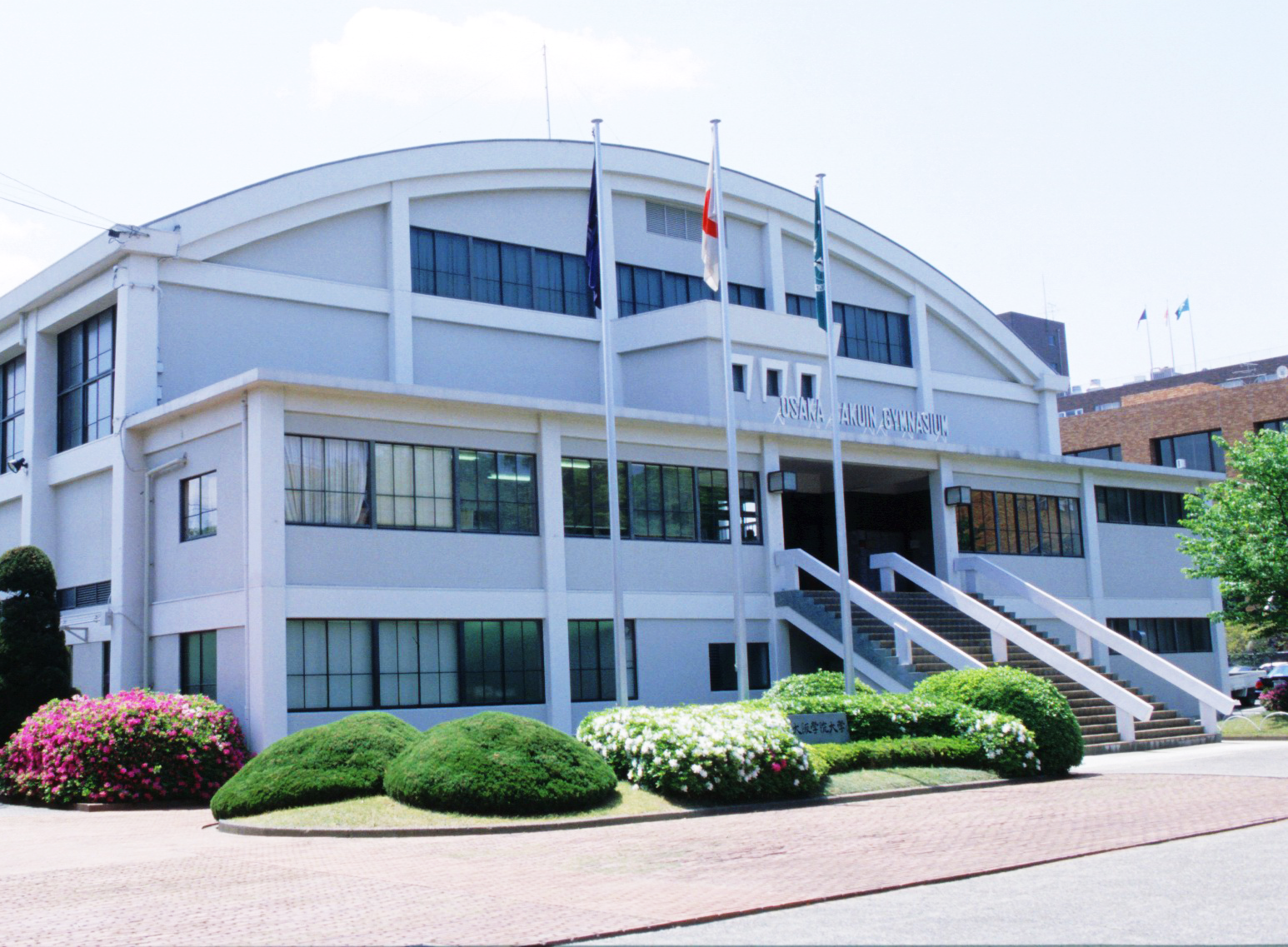 大学体育館入口